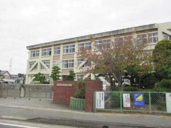 小学校　浜松市立伊佐見小学校（小学校）まで209m