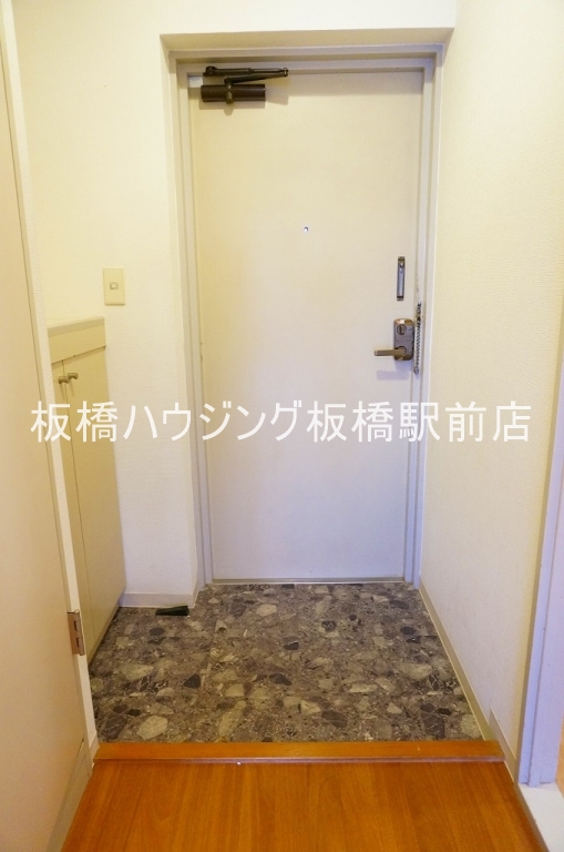 ロワール赤塚の玄関写真