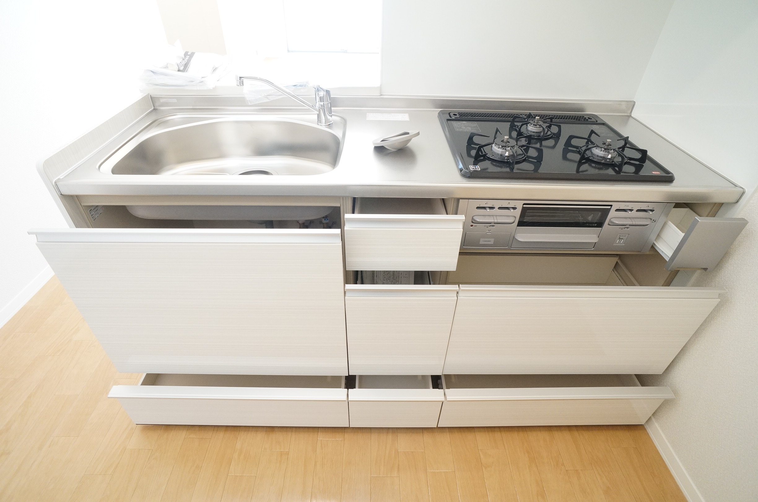 キッチン　三口ビルトインコンログリル付対面キッチン！