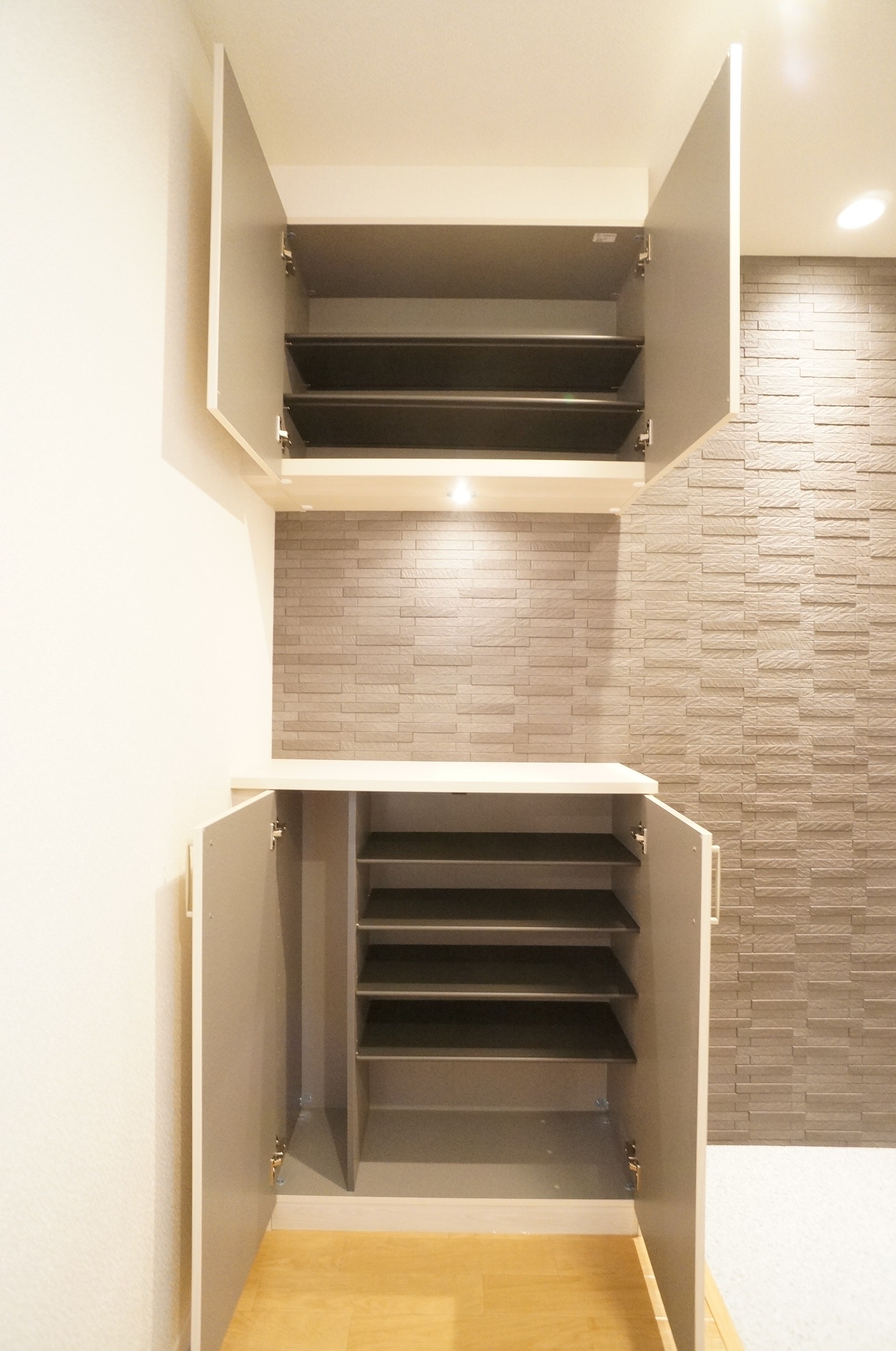 玄関　ホールの壁材に防臭効果のある素材を採用。