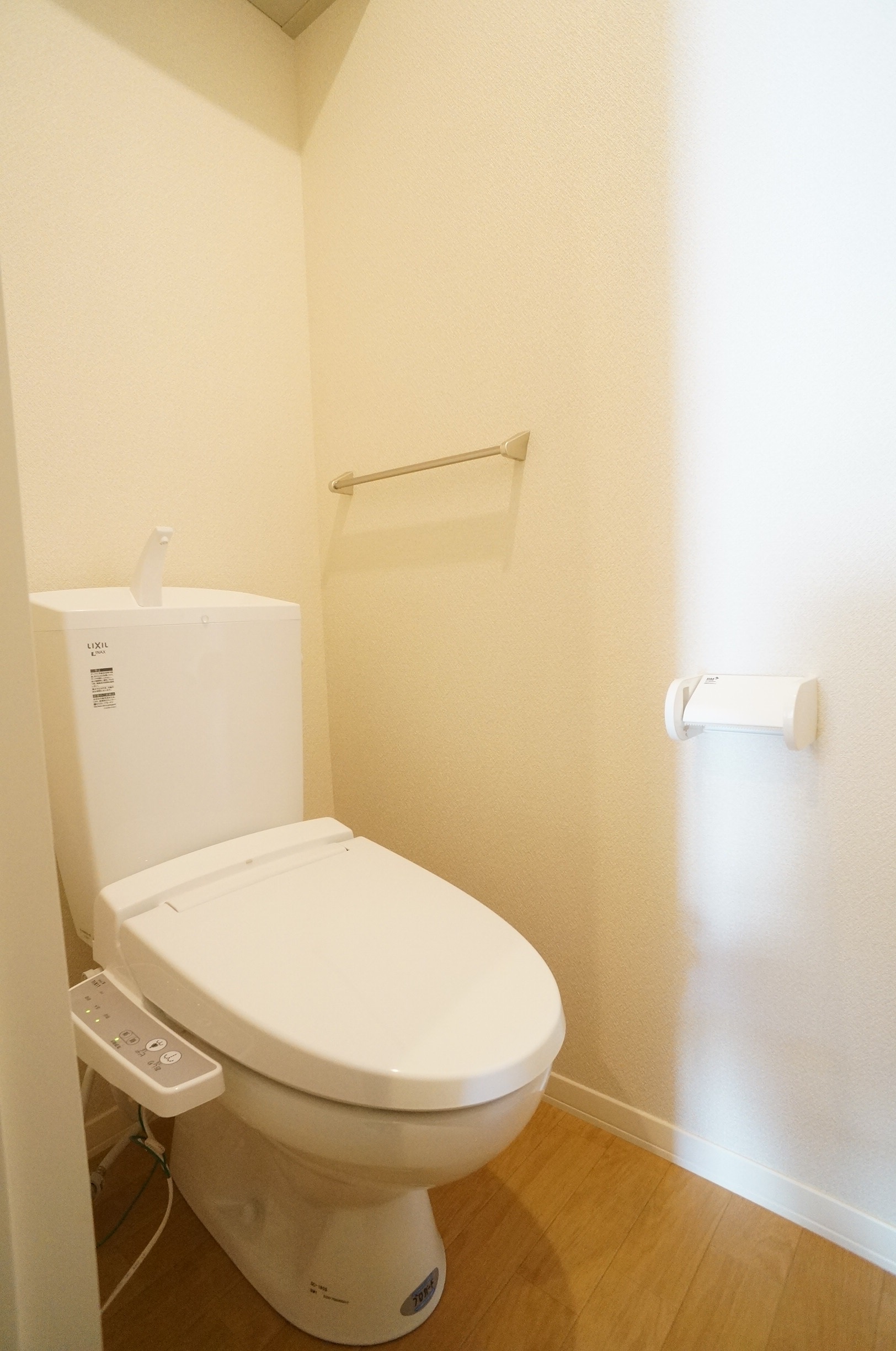 トイレ　温水洗浄便座・棚もあり物が置けて便利です。