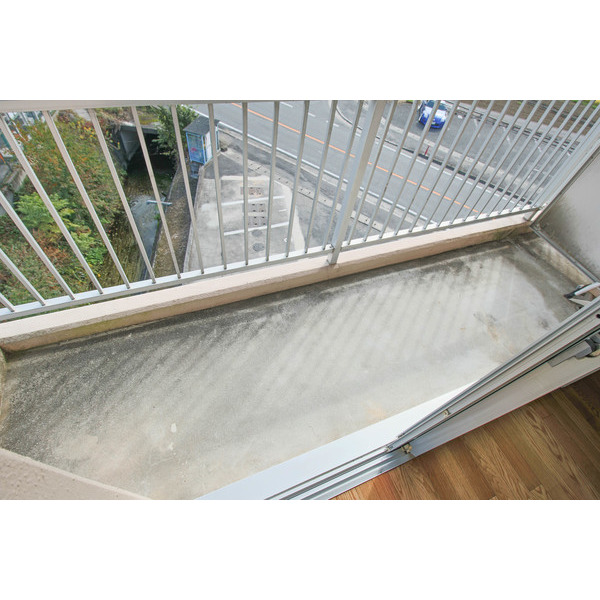 バルコニー　同じ建物の別のお部屋