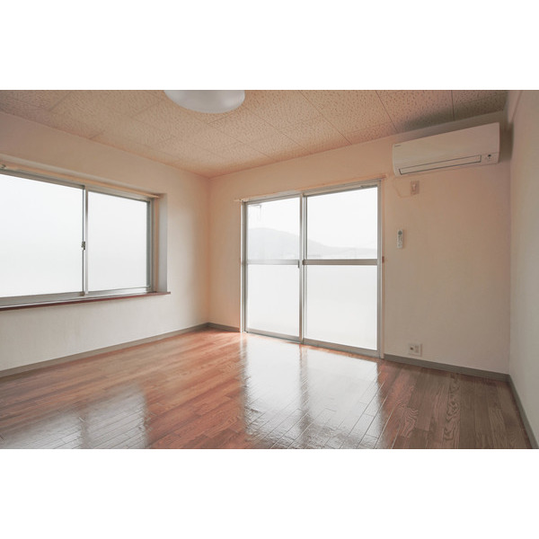 居室・リビング　同じ建物の別のお部屋