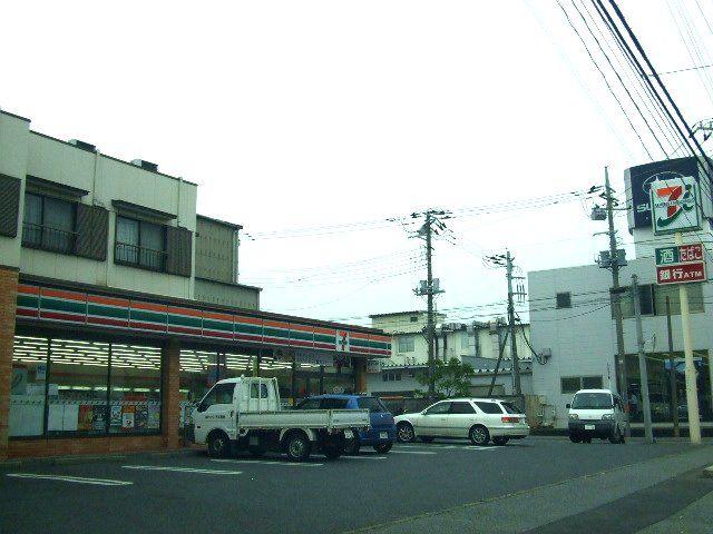 コンビニ　セブンイレブン（コンビニ）まで286m
