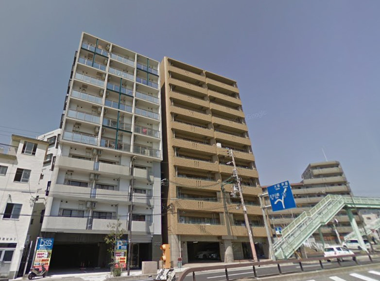 建物外観　駅前で夜道も安心