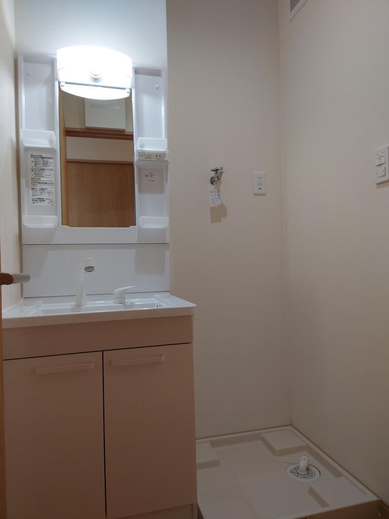 洗面設備　シャワー付き洗面化粧台