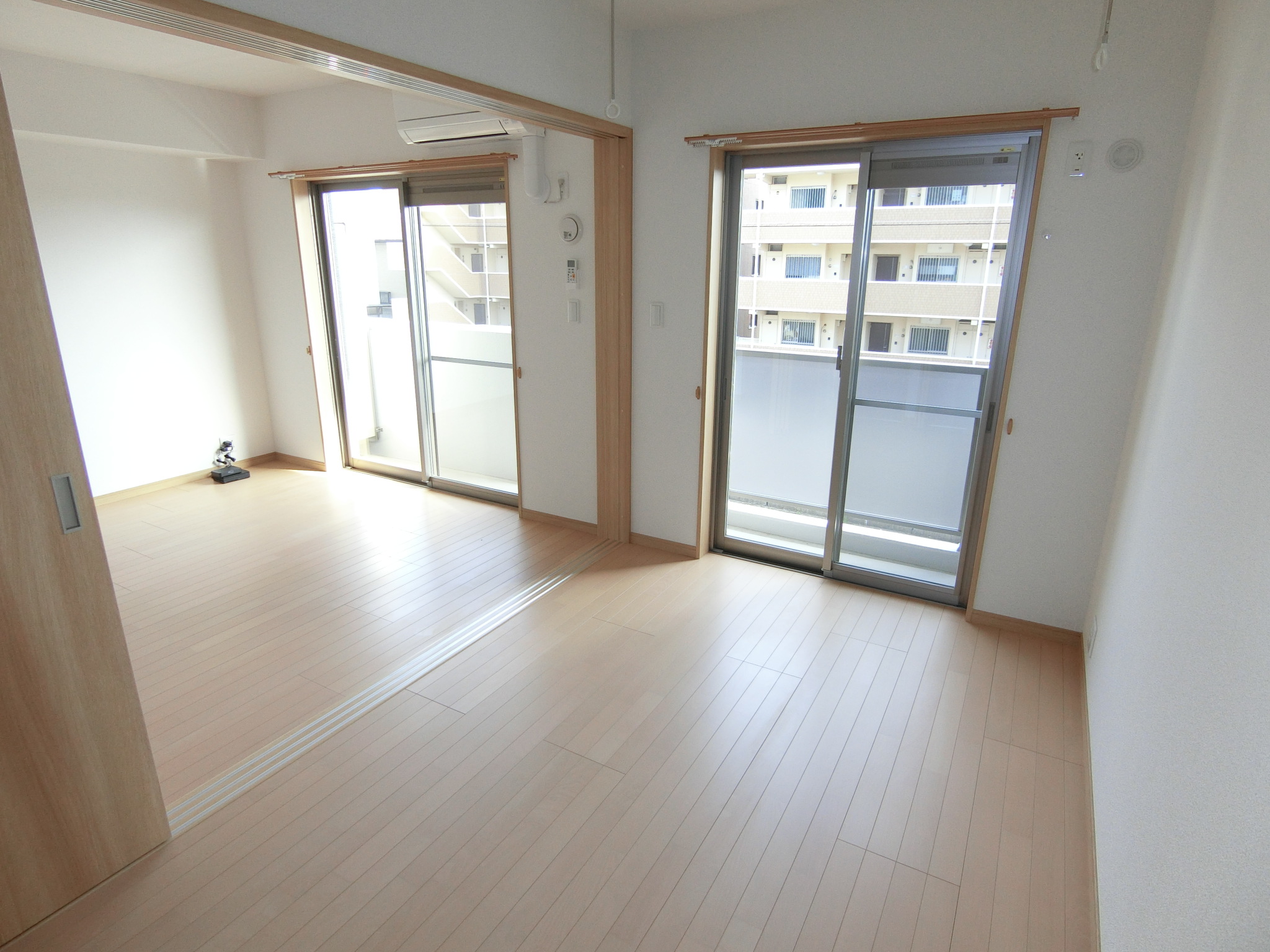 その他部屋・スペース　洋室からリビング