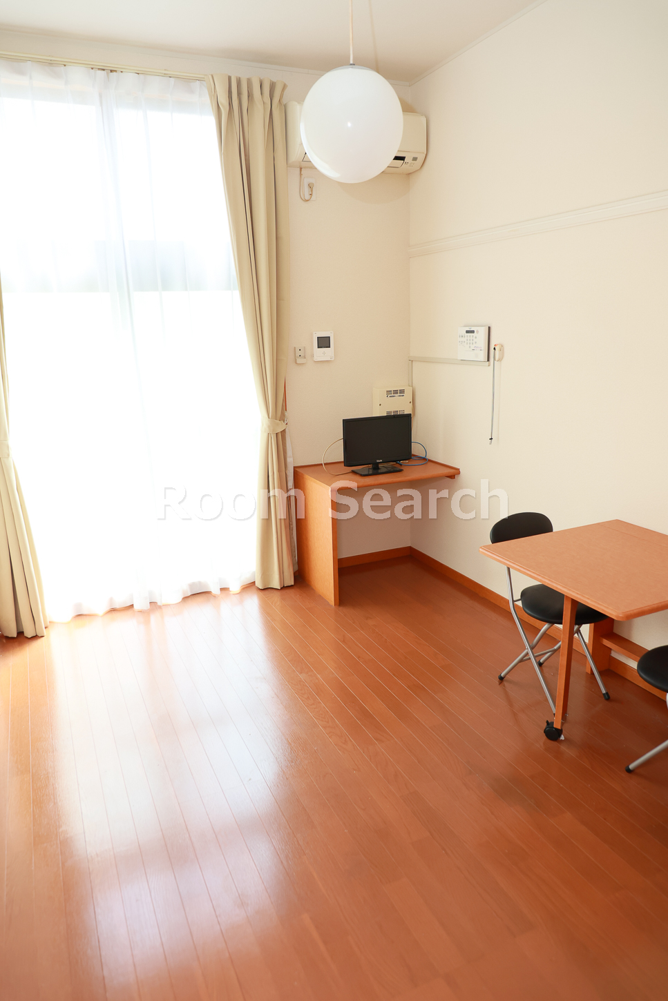 居室・リビング　テレビ付き、カーテン、照明、エアコン付き