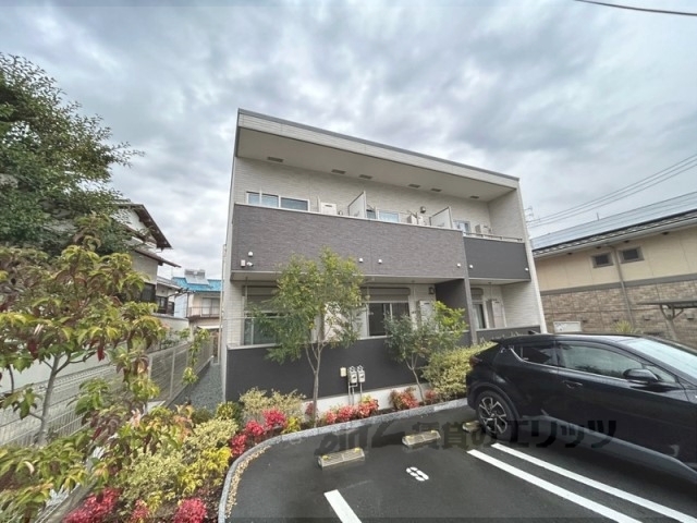 大和高田市大字築山のアパートの建物外観