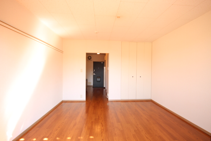 居室・リビング　南向き洋室８帖です！　日当たり良好です。