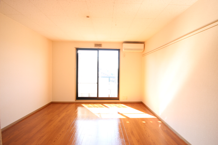 居室・リビング　南向き洋室８帖です！　エアコン付きです。