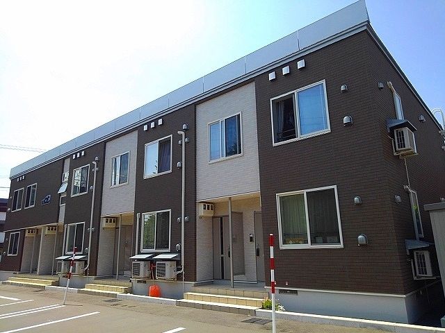 札幌市白石区川下一条のアパートの建物外観