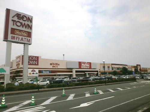 その他　ショッピングセンター　自動車で8分（約2.9ｋｍ）