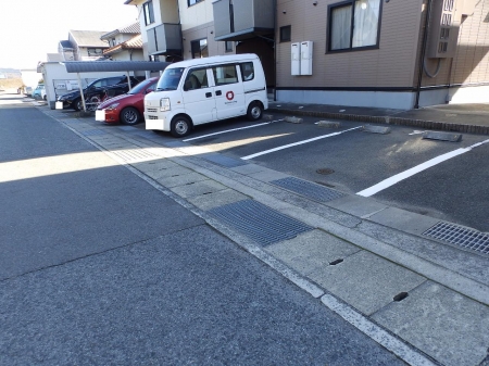 【福山市高西町南のアパートの駐車場】