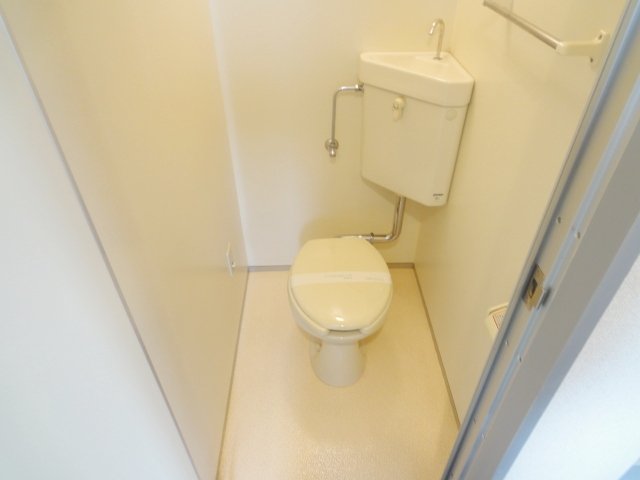 トイレ　写真は別号室のものです。