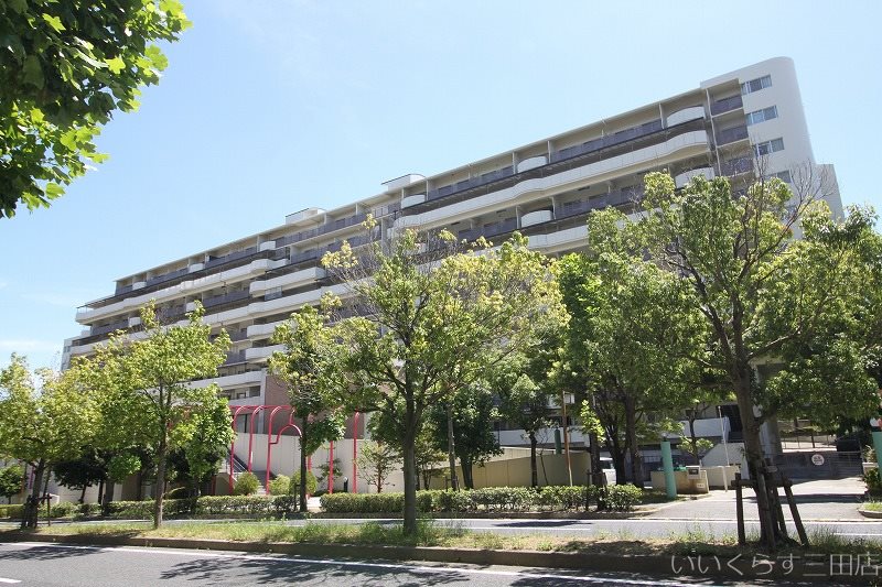 三田市すずかけ台のマンションの建物外観