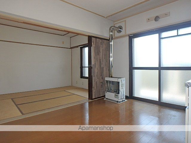 フォーシーズン滝川IIの居間写真