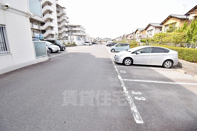 【野洲市冨波乙のマンションの駐車場】