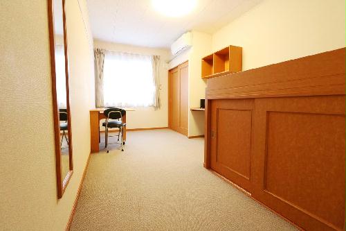 居室・リビング　ベッド下に収納スペースあり！荷物が多くても十分に収まります！