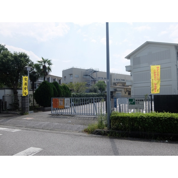 小学校　高知市立潮江東小学校（小学校）まで759m