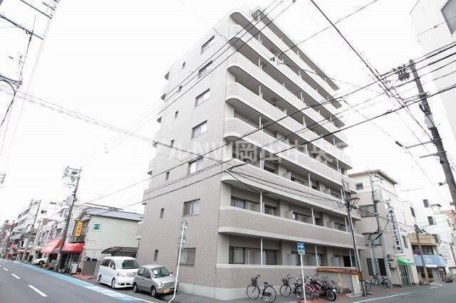 【岡山市北区富田町のマンションの建物外観】