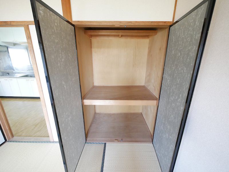 収納　押入（東側和室）