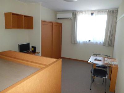 居室・リビング　エアコン・カーテン・テレビ・机・イス・・・充実した設備です。