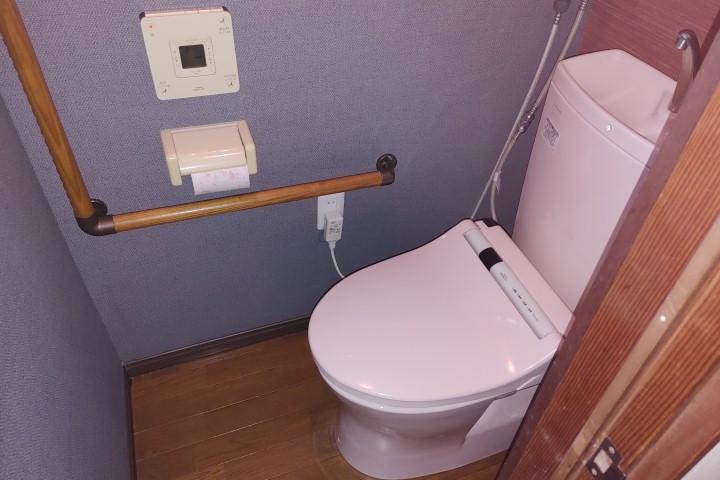 ＪＲ常磐線 高浜駅 2階建 築45年のトイレ写真