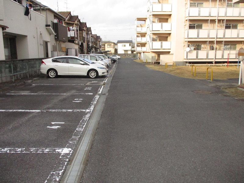 【城陽市平川のマンションの駐車場】