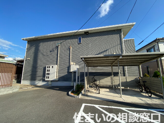 【碧南市栗山町のアパートの駐車場】