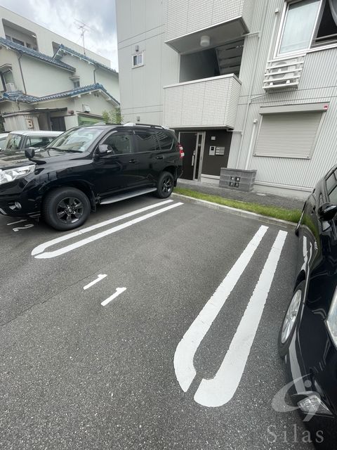 【東大阪市額田町のアパートの駐車場】