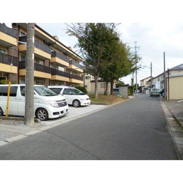 【松戸市田中新田のマンションの駐車場】