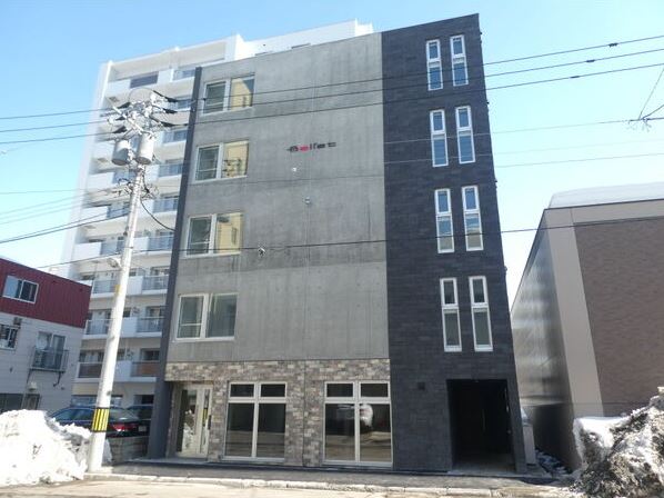 札幌市中央区南二条東のマンションの建物外観