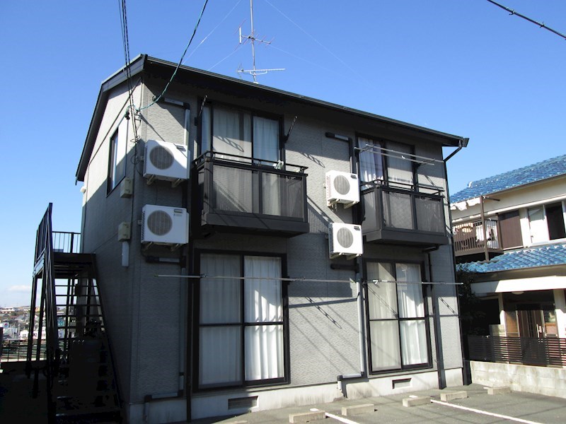 建物外観　高台に立地