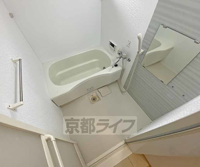 バス・シャワールーム　追い炊き機能付きでいつでも快適に入浴できます。