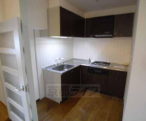 キッチン　３口コンロ付きでお料理もらくらく