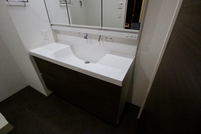 洗面設備　ドレッサータイプの洗面台で身支度もスムーズ♪