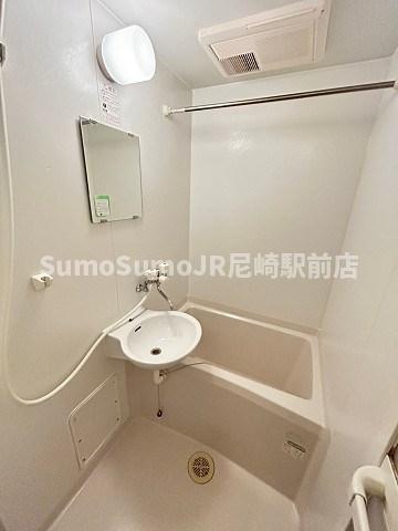 バス・シャワールーム　コンパクトで使いやすいお風呂です