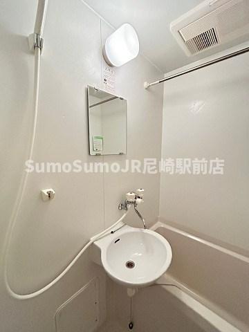 洗面設備　ゆったりとスペースのある洗面所