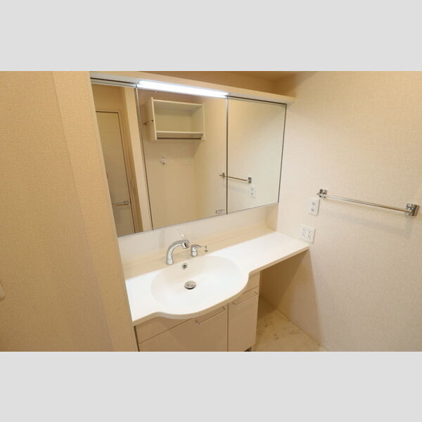 洗面設備　ゆったりとスペースのある洗面所
