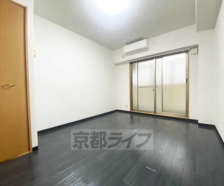 居室・リビング　落ち着いた雰囲気のお部屋です