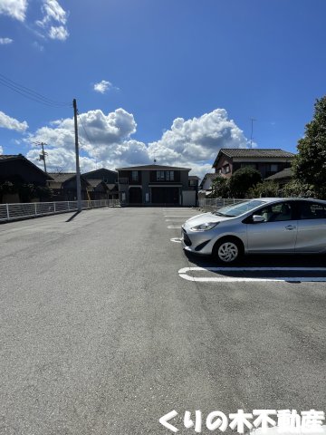 駐車場　駐車場があるので、車を買う予定の方も安心です