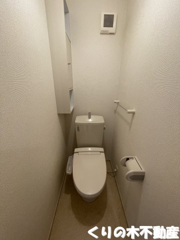 トイレ　落ち着いた色調のトイレです