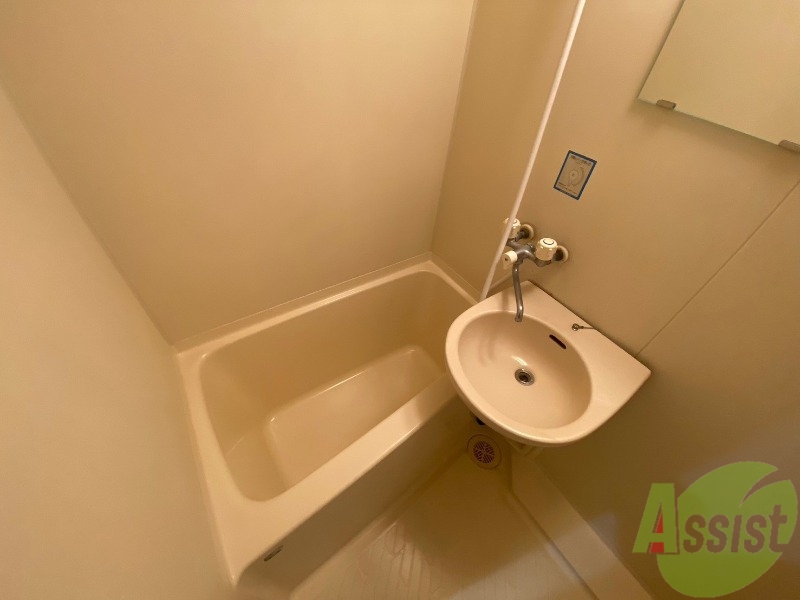 バス・シャワールーム　バス上部にシャワーヘッドがある為洗面台に水が跳ねづらいです。