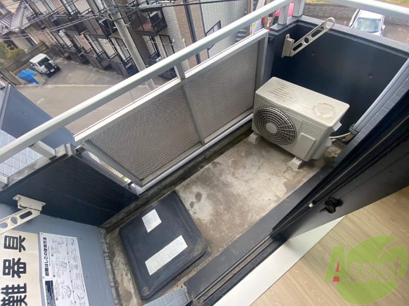 バルコニー　バルコニーには洗濯物を干せる空間があり置き場所に困りません。