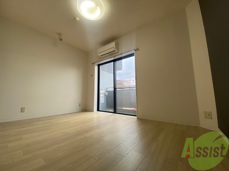 居室・リビング　生活のメインとなる６帖のリビングになります。