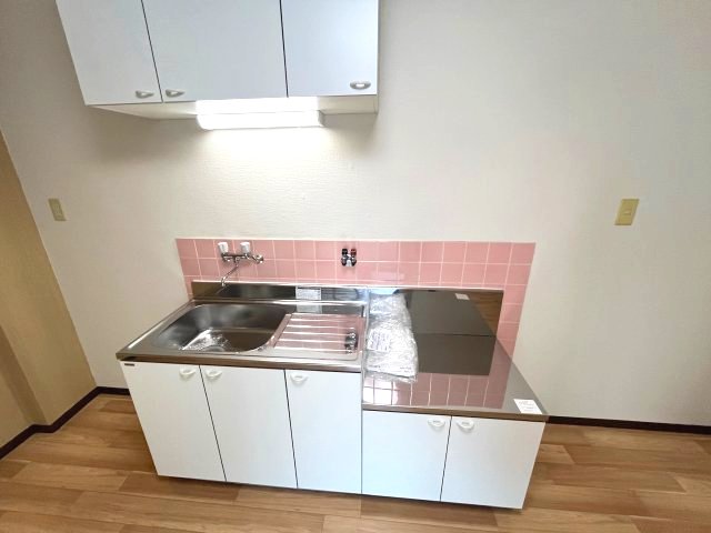 キッチン　写真は、他部屋の同間取りとなっております。