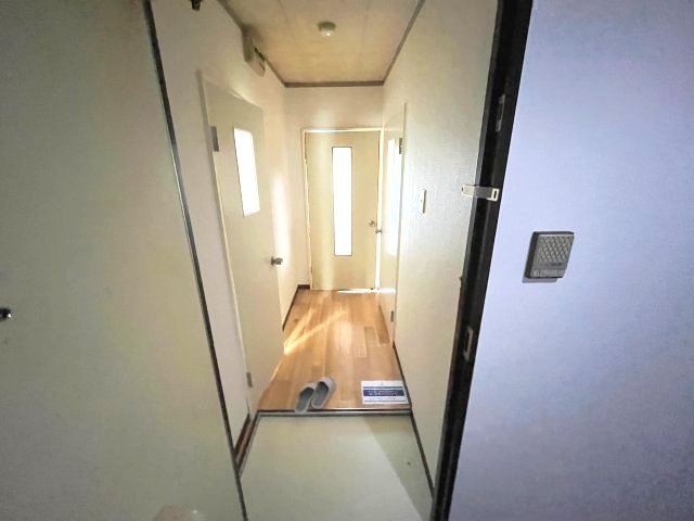 玄関　写真は、他部屋の同間取りとなっております。
