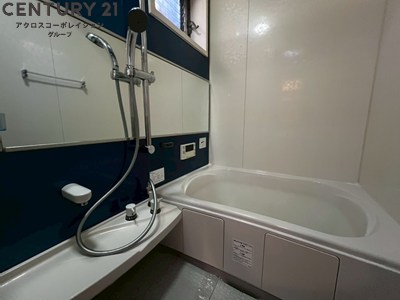 バス・シャワールーム　シックな色味の広々としたバスルームです。