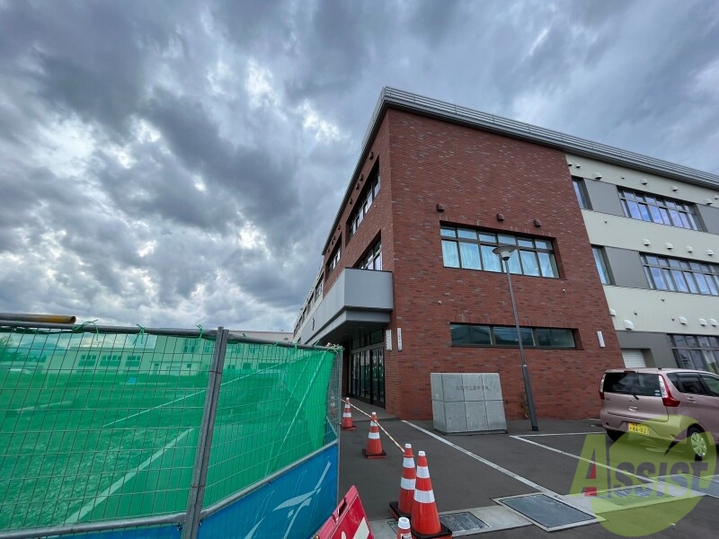 中学校　札幌市立栄中学校（中学校）まで556m